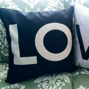 Set of 2 Pillow Covers
LO - VE